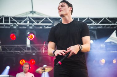 Traena, Norveç - 08 Temmuz 2016: Norveçli Pop grubunun Traenafestival'deki konserinde seyirciler tezahürat yapıyor, küçük Traena adasında müzik festivali gerçekleşiyor