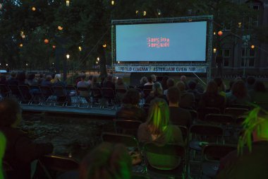 Amsterdam, Hollanda - 11 Ağustos 2018: 11-25/08/2018 tarihleri arasında düzenlenen Dünya Sineması Amsterdam'da De Troppen bahçesinde Kübalı sergio ve Serguei'nin açık hava gösterimi