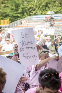 Amsterdam, Hollanda - 23 Temmuz 2016: 2016 Gay Euro Pride için Vondelpark'ta eşcinsellik, Pembe Cumartesi kutlamaları hakkında mesajlar yazanlar