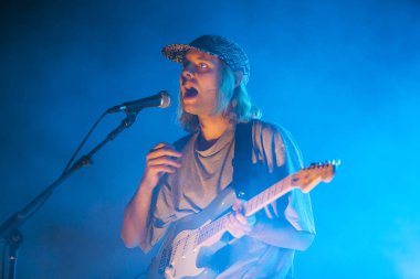 Amsterdam, Hollanda - 27 Kasım 2016: Heineken Music Hall'daki Pixies konseri öncesinde İsveçli rock grubu Fews'in destek hareketi