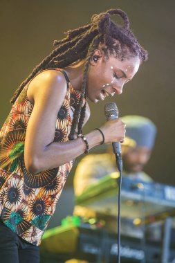 Nyon, İsviçre - 20 Temmuz 2017: Reggae konseri ve dub jamaikalı şarkıcı Jah9 ve Paleo Festivali'nde Dub Treatment