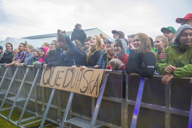 raena, Norveç - 6 Temmuz 2017: Norveçli reggae ska grubu Queduhska'nın Traenafestival'deki konserinde seyirciler tezahürat yapıyor, traena adasında müzik festivali gerçekleşiyor