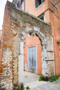 Venedik caddesi, eski kemerli, turuncu cepheli, Venedik, İtalya 