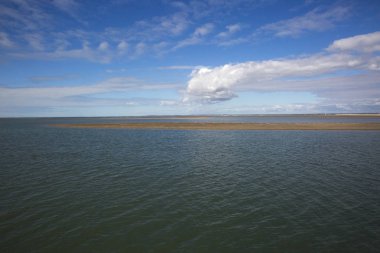 Deniz kıyısı manzarası, su, kumsal ve beyaz bulut, Royan, Fransa yakınlarında garonne halis
