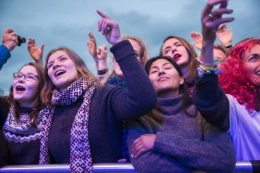 Traena, Norveç - 08 Temmuz 2016: Norveçli folk ve rock grubu Violet Road'un Traenafestival'deki konserinde seyirciler tezahürat yapıyor, Norveç'in küçük Traena adasında müzik festivali düzenleniyor