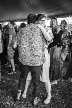 Amsterdam, Hollanda - 5 Temmuz 2015: Kolombiyalı grup La-33'ün konseri sırasında - Amsterdam Roots Open Air sırasında salsa dansı yapanlar, Park Frankendael'de 05/07/2015 tarihinde kültürel festival düzenlendi