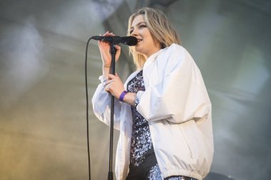 Traena, Norveç - 07 Temmuz 2016: Norveçli şarkıcı Astrid S'nin Traenafestival'deki konseri, küçük Traena adasında müzik festivali