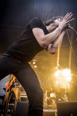 Traena, Norveç - 9 Temmuz 2015: Norveçli rock grubu Carnival Kids'in Traenafestival'deki konseri, küçük Traena adasında müzik festivali