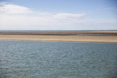 Deniz kıyısı manzarası, su, kumsal ve beyaz bulut, Royan, Fransa yakınlarında garonne halis