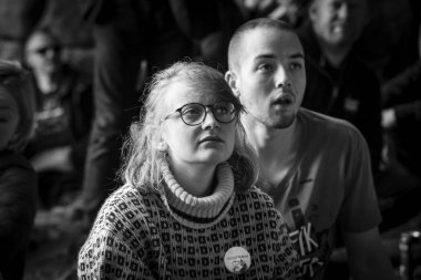 Traena, Norveç - 12 Temmuz 2014: Norveçli Şarkıcı Stein Torleif Bjella'nın Konseri sırasında Svartlamon Hardkor korosu ile Sana Isaland'daki Kirkehelleren Katedralmağarası'nda Traena müzik festivalinde