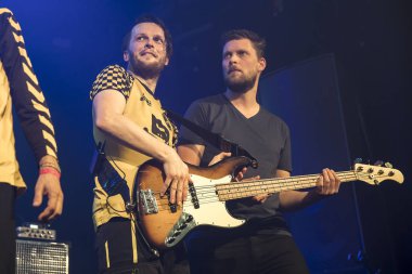 Amsterdam, Hollanda -16 Nisan 2017: Bosnalı rock müzik grubu Dubioza Kolektiv'in konseri Melkweg'de