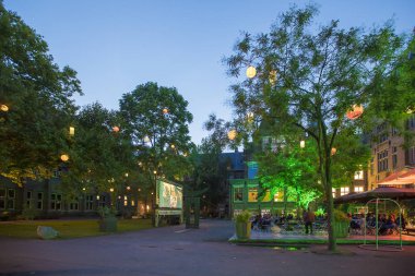 Amsterdam, Hollanda - 11 Ağustos 2018: 11-25/08/2018 tarihleri arasında düzenlenen Dünya Sineması Amsterdam'da De Troppen bahçesinde Kübalı sergio ve Serguei'nin açık hava gösterimi