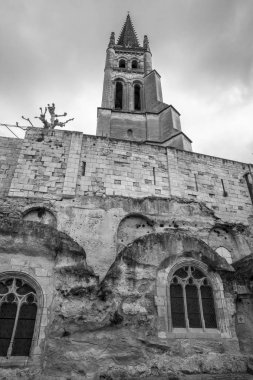 Saint-milion 'un monolitik kilisesi ve çan kulesi. Fransız ortaçağ köyü Saint Emilion, Fransa 