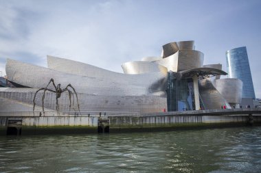 Bilbao, İspanya - 30 Ocak 2016: Amerikan mimar Frank Gehry tarafından tasarlanan ve Ekim 1997 'de hizmete giren modern ve çağdaş sanat eseri Guggenheim Müzesi.