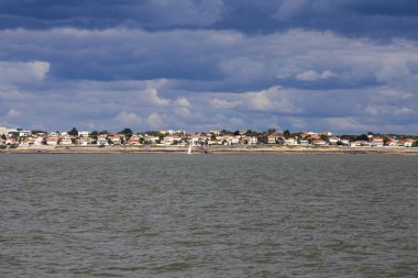 Sahil şeridi manzarası Gri turlu gökyüzü ile Royan tatil beldesi, Fransa