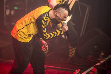 Amsterdam, Hollanda -16 Nisan 2017: Bosnalı rock müzik grubu Dubioza Kolektiv'in konseri Melkweg'de