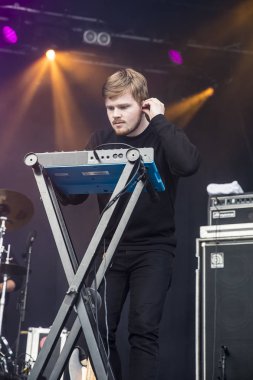 Traena, Norveç - 7 Temmuz 2017: Norveçli pop şarkıcısı Sigrid'in Traenafestival'deki konseri, küçük Traena adasında müzik festivali