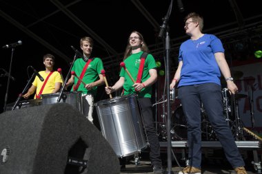 Amsterdam, Hollanda - 3 Temmuz 2016: Amsterdam Roots Open Air'de müzik yapan ve flashmob söyleyen insanlar, Oosterpark'ta düzenlenen ücretsiz halk kültür festivali