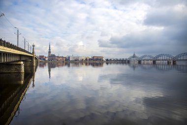 Riga, Letonya 'daki Daugava nehrinin üstünden gökyüzüne bak