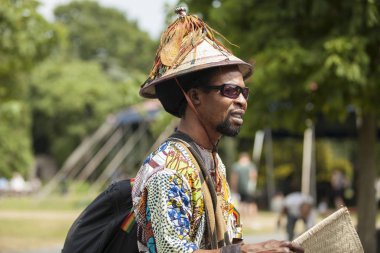 Amsterdam, Hollanda - 5 Temmuz 2015: Amsterdam Roots Open Air'de yürüyen siyah afrikalı adam, Park Frankendael'de 05/07/2015 tarihinde kültürel bir festival düzenlendi