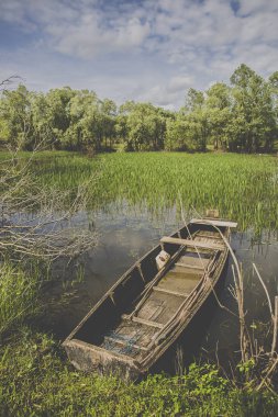 bir göl üzerinde eski vintage ahşap kürek tekne, Hırvatistan
