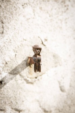 Beyaz duvar, klasik kepenkli salıncak, insan şeklinde.