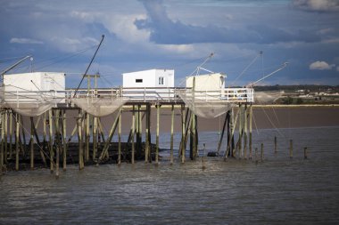 Geleneksel balıkçı kulübesi Fransa 'nın güneybatısında, Royan ve Meschers-sur-Gironde yakınlarında.