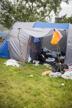 Traena, Norveç - 9 Temmuz 2016: Traenafestival'deki festival kamp alanında bir şube ile sabitlenmiş dağınık çadır, traena adasında müzik festivali gerçekleşiyor
