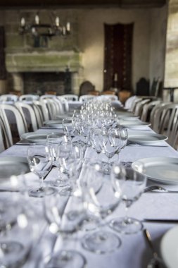 Eski bir ortaçağ şatosunda bir etkinlik ya da düğün resepsiyonu için masa hazır.