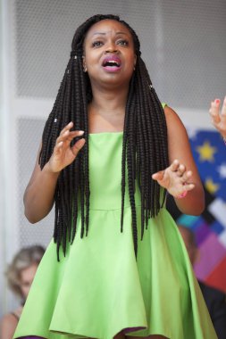 Amsterdam, Hollanda - 23 Temmuz 2016: Pembe Cumartesi kutlamaları sırasında Vondelpark'taki gösterilere ve etkinliklere katılan baba ve oğul 