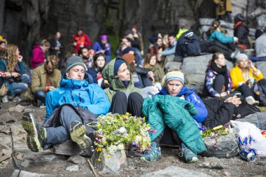 Traena, Norveç - 09 Temmuz 2016: Avustralyalı şarkıcı Ry X'in Traena müzik festivalinde Sana Adası'ndaki Kirkehelleren Katedralmağarası'ndaki konserinde seyirci