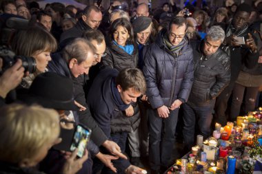 Paris, Fransa- 10 Ocak 2016: Place de la Repbublique, bombalı saldırı ve silahlı saldırı kurbanlarının anısına düzenlenen tören, Charlie Hebdo terör saldırısı ve 