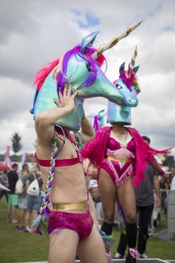 Amsterdam, Hollanda - 30 Temmuz 2017: Renkli tek boynuzlu atlar gibi giyinmiş dansçılar Westerpark'taki Milkshake Festivali'nde sahne alıyor
