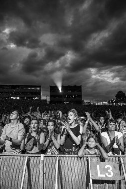 Nyon, İsviçre - 20 Temmuz 2017: İngiliz funk ve asit caz grubu Jamiroquai'nin Paleo Festivali'ndeki konserine katılan seyirciler