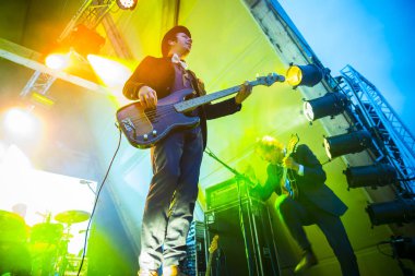 Traena, Norveç - 08 Temmuz 2016: Norveçli folk ve rock grubu Violet Road'un Traenafestival'de konseri, Norveç'in küçük Traena adasında müzik festivali düzenleniyor