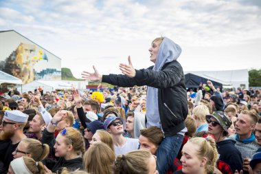 Traena, Norveç - 07 Temmuz 2016: Norveçli şarkıcı Astrid S'nin Traenafestivalen'deki konserinde tezahürat lar, küçük Traena adasında düzenlenen müzik festivali