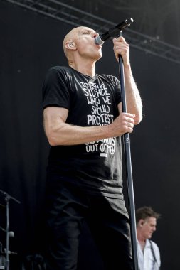 Nyon, İsviçre - 19 Temmuz 2017: Avustralyalı rock grubu Midnight Oil'in Paleo Festivali'nde konseri