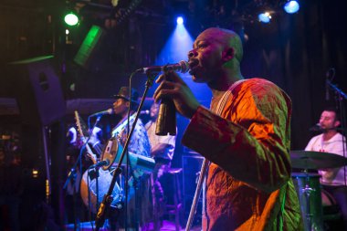 Amsterdam, Hollanda - 17 Şubat 2016: Paradiso Bitterzoet konser salonunda Mali Bko Quintet'ten Afrikalı grubun konseri.