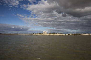 Talmont sur Gironde ve Sainte Radeguonde Roma Ortaçağ Kilisesi kıyı şeridi manzaralı