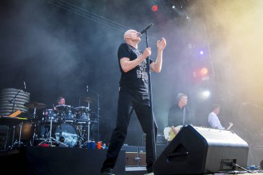Nyon, İsviçre - 19 Temmuz 2017: Avustralyalı rock grubu Midnight Oil'in Paleo Festivali'nde konseri