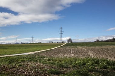 elektrikli direkleri ile kırsal manzara, İsviçre
