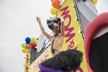 Amsterdam, Hollanda - 29 Temmuz 2017: Westerpark Milkshake Festivali'nde kırmızı dudaklar önünde dans yüzünde 