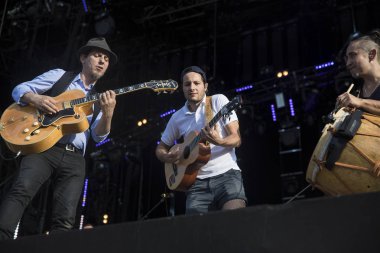 Nyon, İsviçre - 20 Temmuz 2017: Fransız ska grubu Tryo'nun Fransız şarkıcı Vianney'i konuk oyuncu olarak ağırlatan konseri, Paleo Festivali