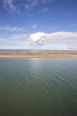 Deniz kıyısı manzarası, su, kumsal ve beyaz bulut, Royan, Fransa yakınlarında garonne halis