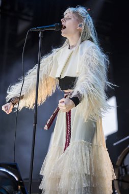 Traena, Norveç - 7 Temmuz 2017: Norveçli pop şarkıcısı-söz yazarı Aurora'nın Traenafestival'deki konseri, küçük Traena adasında müzik festivali