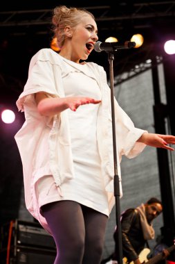 Traena, Norveç - 12 Temmuz: Norveçli elektropop şarkıcısı Margaret Berger'in Traenafestival'deki konseri sırasında, Norveç'in küçük Traena adasında düzenlenen müzik festivali.