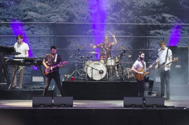 Nyon, İsviçre - 18 Temmuz 2017: İngiliz rock grubu Foals'ın Paleo Festivali'ndeki konseri