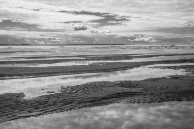 Deniz kıyısı manzarası, Royan, Fransa yakınlarındaki Garonne haliçleri.