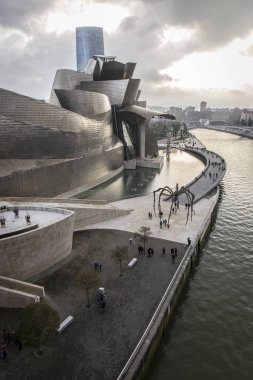 Bilbao, İspanya - 19 Mart 2015: Niki Saint Phalle sergisi sırasında Bilbao'daki Guggenheim Müzesi (27 Haziran 7, 2015) , Biscay, Bask Ülkesi, İspanya