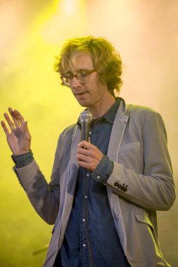 Traena, Norveç - 11 Temmuz 2014: Norveçli şarkıcı ve gitarist Erlend Oyefeaturing İzlandalı grup Hjalmarat'ın Traenafestival konseri sırasında, küçük Traena adasında düzenlenen müzik festivali